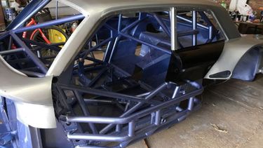 El Ford de Lynn, en pleno proceso de armado..