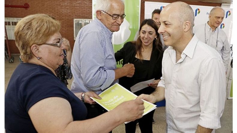 DUEÑOS. Los beneficiarios esperaron años por su título de propiedad. .