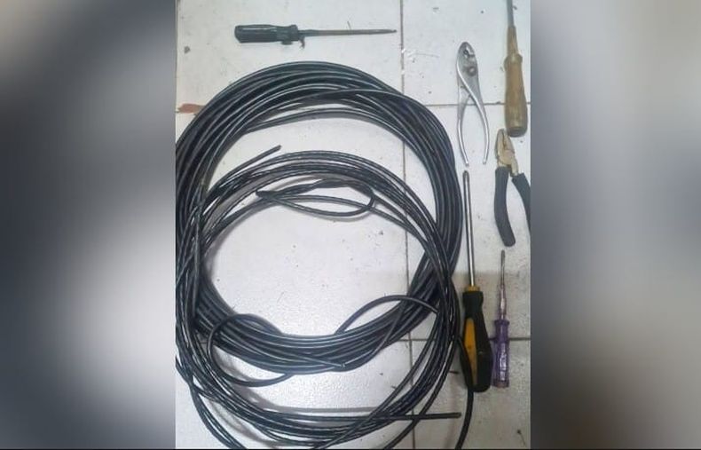 El detenido fue sorprendido con los elementos robados en su mochila.&nbsp;