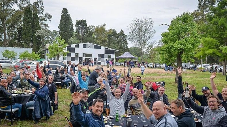 INAUGURACIÓN. Los socios de San José en un almuerzo en el predio de La Lonja..