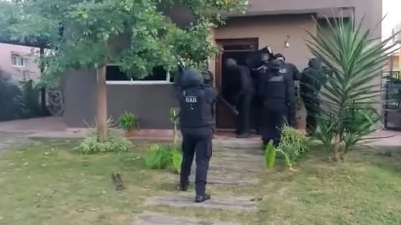 El sujeto fue sorprendido en su casa. Imágenes: Secretaría de Seguridad de Pilar..