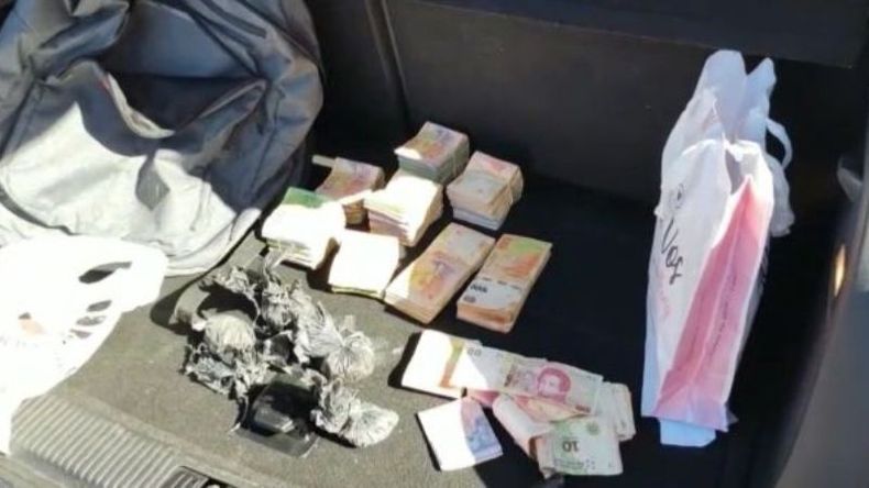 DROGAS Y BILLETES. Fueron hallados por la policía en el interior del Audi. .
