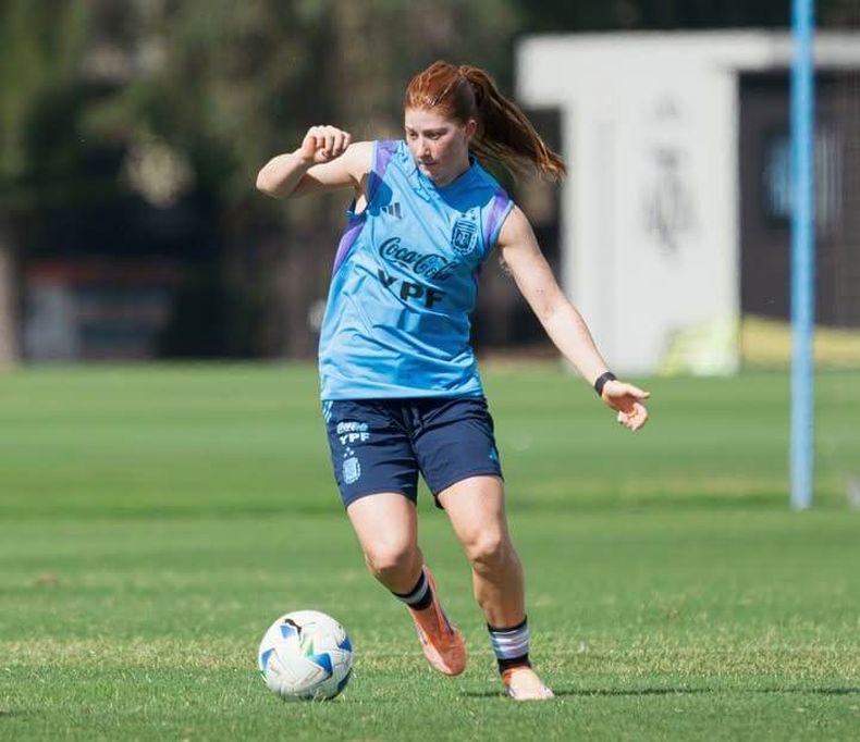 SUB 20. Annika lleva la pelota en el amistoso de la Selección en Ezeiza.