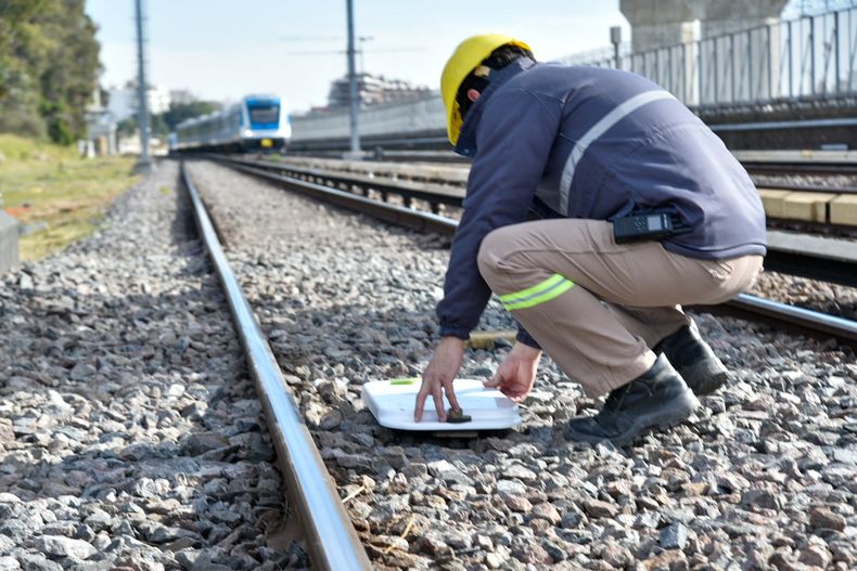 Trabajos en las v&iacute;as del tren San Mart&iacute;n para instalar el sistema de frenos ATS.