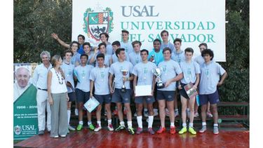 CAMPEÓN. Northern Internacional posa en el podio con la Copa USAL..