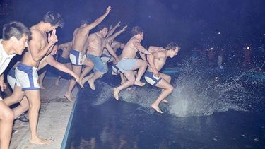 Pilar a Diario | (Fredy Caballero). HOMBRE AL AGUA. Los jugadores de la Depo cumplieron anoche con el ritual de tirarse a la pileta. .