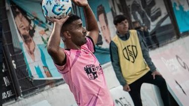 LATERAL. Luis Monge en uno de los partidos que jugó en el Carlos Barraza. LATERAL. Luis Monge en uno de los partidos que jugó en el Carlos Barraza.