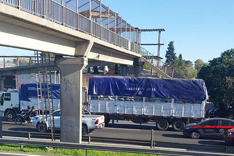 El puente desde el cual se arrojó la joven.