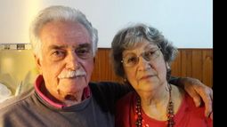 DOBLE FESTEJO. Matrimonio compuesto por David y Velia Lagomarsino. Cumplieron nada menos que 59 años de casados y, además, Velia celebró sus 81. Sus hijos, hermanos y nietos los acompañaron en este doble festejo..