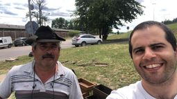 Alejandro Melhem, el gerente de Mercado Pago, visitó a Eduardo en su puesto de Manuel Alberti. .