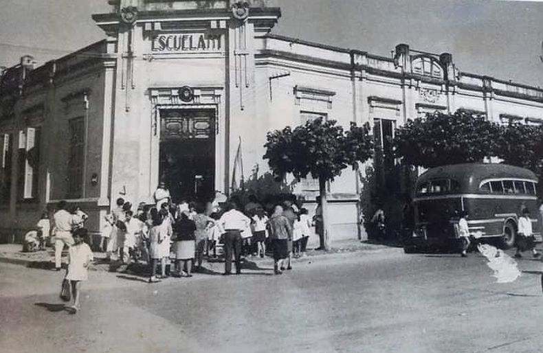 La Escuela Nº1 en una imagen de antaño. También puede verse el micro que llegaba desde la Fábrica Militar.