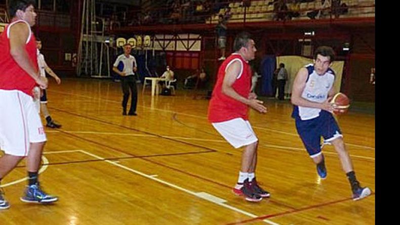 (www.clubnauticozarate.com.ar). Jorge Leiva (17 puntos), defendiendo en la acción, tuvo una buena noche en Zárate..