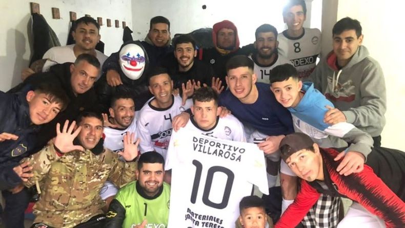Todo Villa Rosa festeja la contundente victoria en casa..