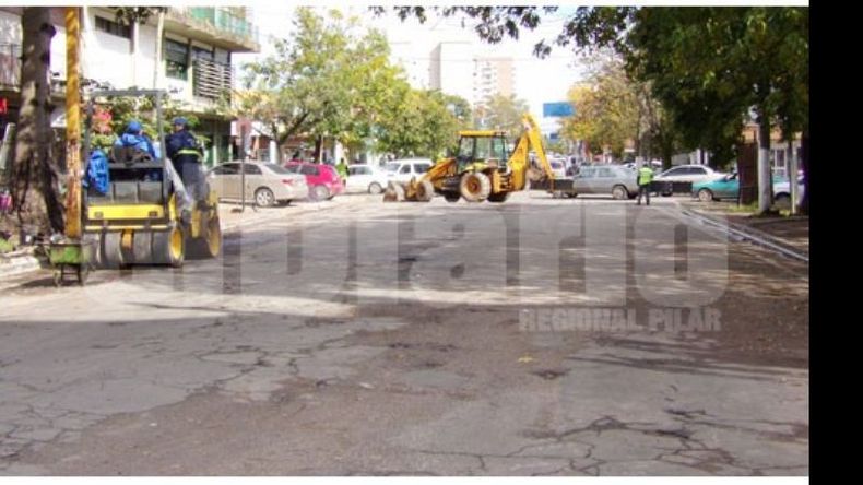 CARPETA. Las máquinas municipales sobre la calle Tucumán..