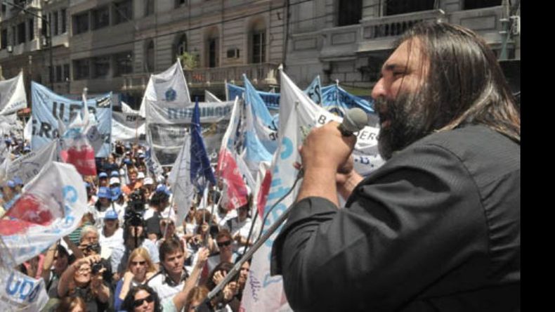 Los docentes marcharon ayer reclamando que aumente el presupuesto del área..