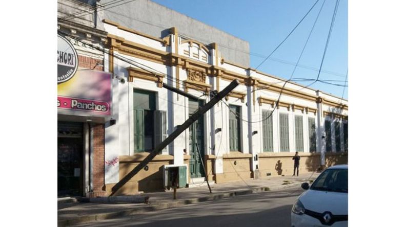 REEMPLAZO. Varias horas estuvo el poste colgando y la terminal cerrada..