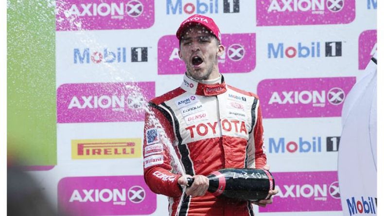 CHAMPÁN. Rossi festeja tras la doble victoria en Roca..