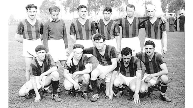 Formación del Club San Lorenzo de Pilar en la década de 1940. Minutos después de la foto, derrotarían a Atlético en el clásico, adjudicándose la liga local..