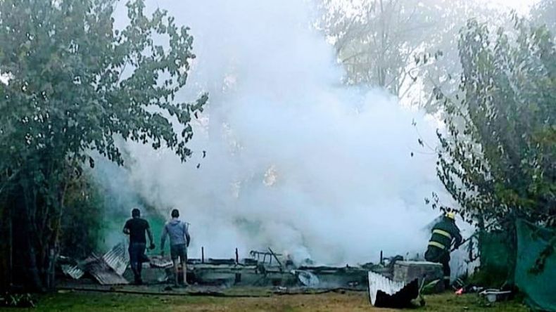 RUINAS. La casilla de la jubilada quedó en cenizas en Villa Astolfi..
