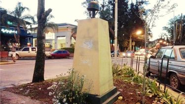 El monolito, sin placa..