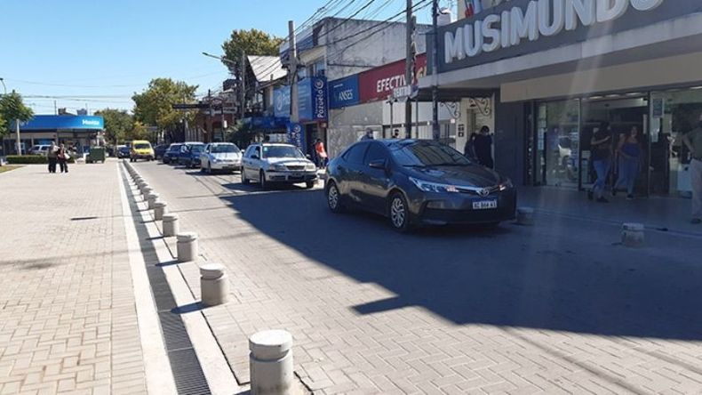 #Pilar siempre la misma joda. Buscando lugar para estacionar y otros estacionan como quieren en la plaza donde no se puede. Cuándo agilizan con los agentes de tránsito? SERGIO GONZALEZ / @supergonzalezok..