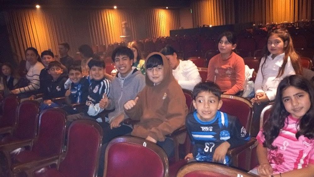 Chicos de varias instituciones de Pilar fueron al Teatro Gran Pilar en vacaciones de invierno.