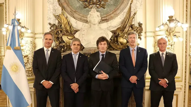 BANCO. Milei con su equipo económico, mayoría ex JP Morgan.