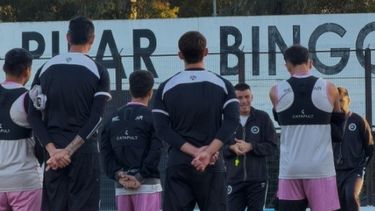PRÁCTICA. El técnico Piter Torres dirige el entrenamiento en el Barraza.
