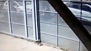 VIDEO. Una cámara captó el momento del atraco en Juan B. Justo y Ruta 8..