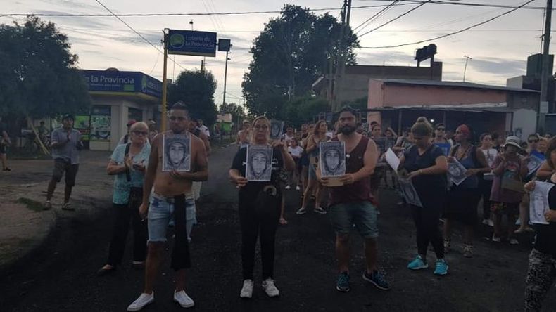 Vecinos de Derqui marchan por el crimen de Alejandro Marín. Foto: Verónica Acuña..