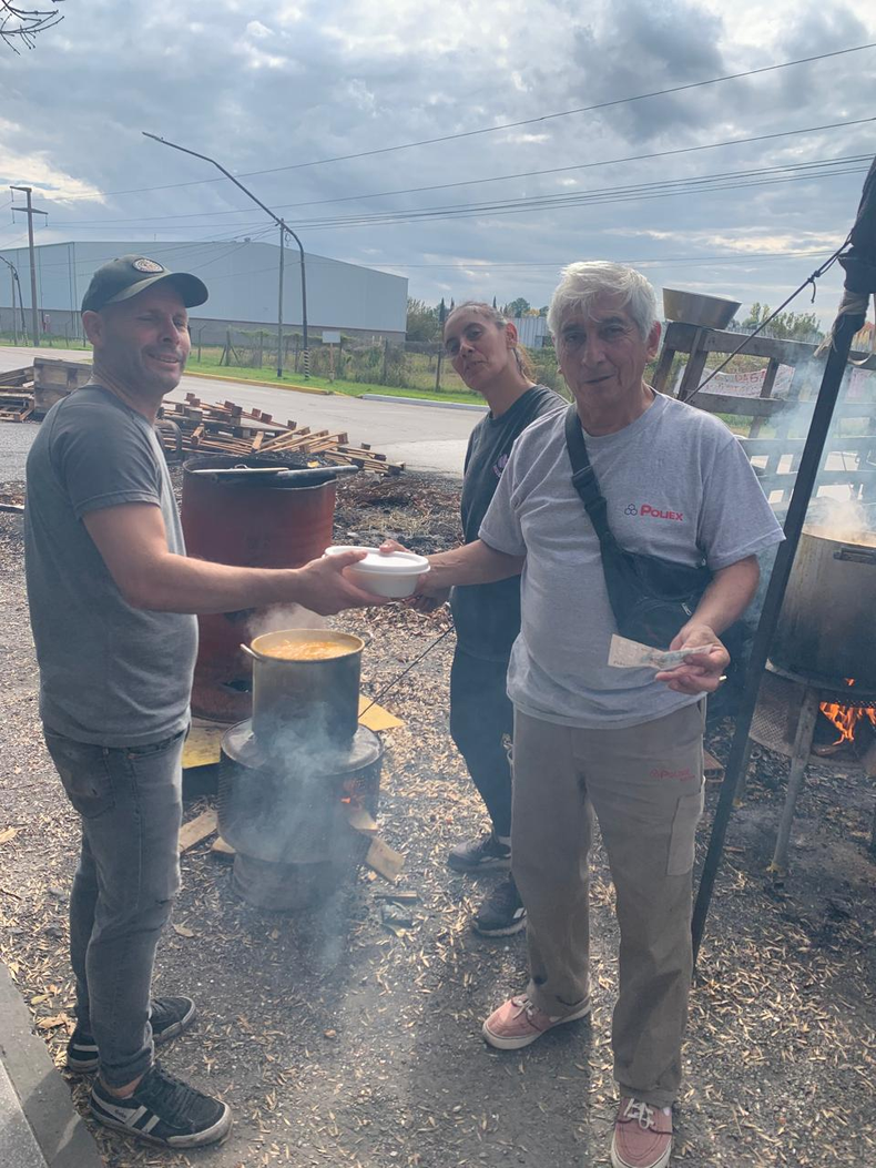 Trabajadores de ILVA compartieron un locro, el 1&ordm; de mayo, frente a f&aacute;brica del Parque Industrial.&nbsp;