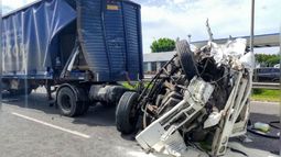 DESTROZADA. Así quedó la cabina de uno de los camiones involucrados. Ocurrió en el kilómetro 36,500..