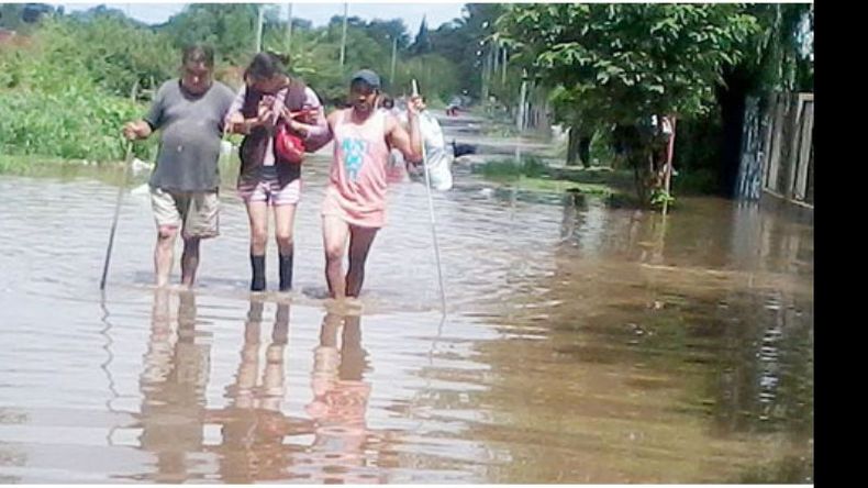 Susy Nina envió una de las imágenes de la evacuación del barrio Nuetra Señora del Pilar en ruta 25..