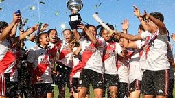 CAPITANA. Sol levanta la copa de las campeonas..