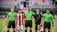 “Giorgi” Sosa posa con los árbitros y el capitán de Ajax.