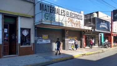 SE ALQUILA. Una tradicional casa de materiales eléctricos en la calle Rivadavia espera ocupantes..