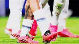 Por qué casi todos los jugadores del Mundial usan botines fucsia Por qué casi todos los jugadores del Mundial usan botines fucsia