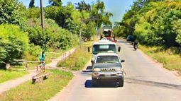 El accidente se produjo a la altura del paso a nivel de la calle Arturo Frondizi. El accidente se produjo a la altura del paso a nivel de la calle Arturo Frondizi.