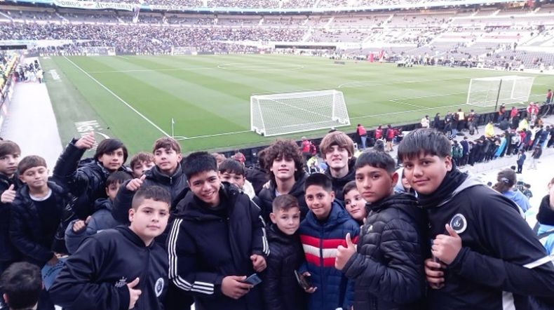 Los pibes de Real Pilar en el Monumental.