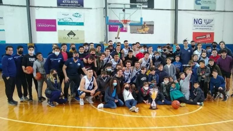 FINAL DE FIESTA. El plantel, entrenadores, dirigentes, inferiores e hinchas posando con la Copa de Pilar.