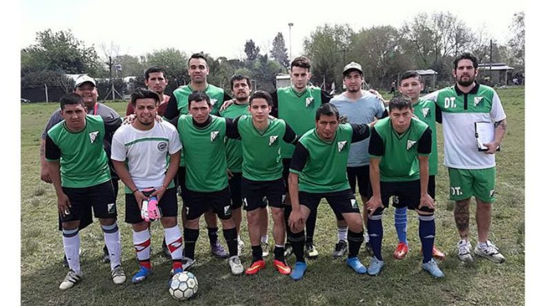 Los Pinos ganó 2-1 en el debut..