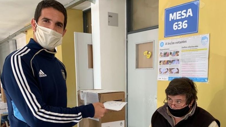 Tito al momento de votar en la escuela Nº 10 de Manuel Alberti. .