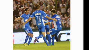 FELICIDAD. Díaz busca el abrazo de sus compañeros tras concretar el 2-1..