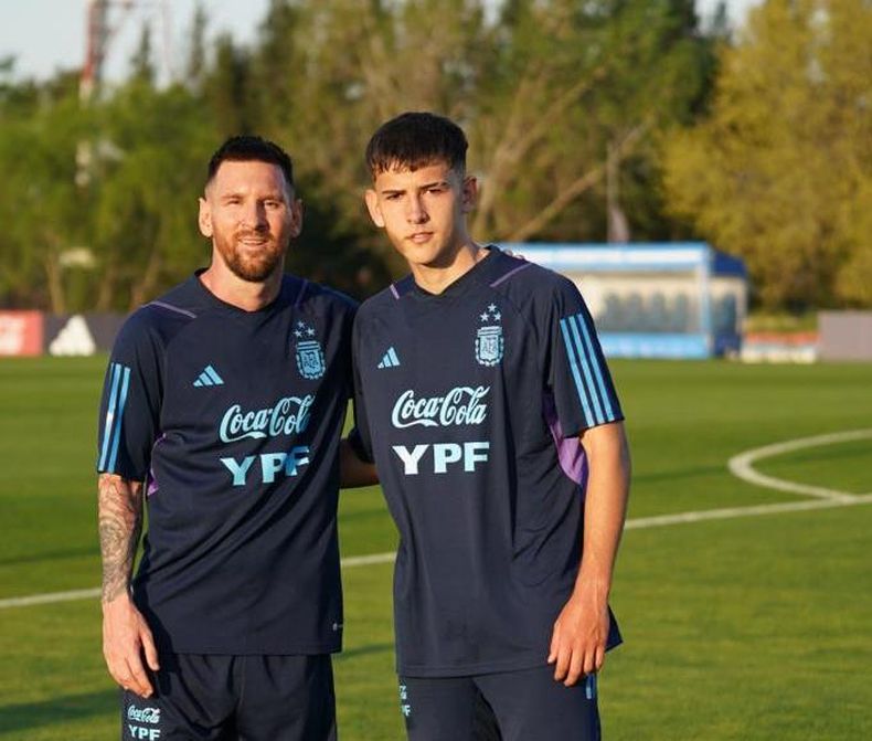 Camilo Rey Domenech y su foto del 2023 entrenando en AFA junto a Messi. “En lo único que pensaba era en terminar e ir a buscarlo. Lo saludé y nos saludó a todos, nada más que eso. La vergüenza, los nervios, no me salió nada. Le agradecí la foto y se fue.”