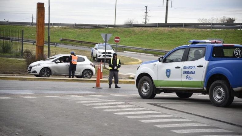 RETENES. Hay más de 20 puestos de control policial para que solo circulen trabajadores esenciales..