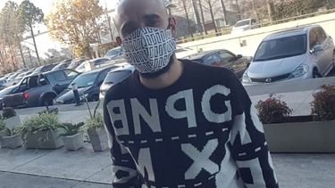 Abel posó sonriente y mandó un saludo a los oyentes de FM Plaza. .