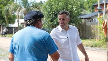 Federico Achával dialoga con un vecino de San Alejo.
