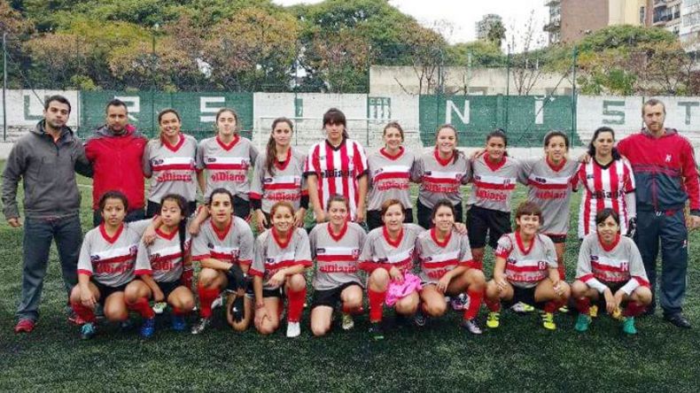 Rancheras de prueba. El fútbol femenino de Atlético Pilar, que se prepara para su debut en la Primera B de la AFA, afrontó un amistoso ante Excursionistas (pelea el ascenso), en el Bajo Belgrano. Las dirigidas por Francisco Arcodia cayeron 4-1; el descuento lo hizo Maira Pájaro. El plantel fue Walter, Saverino, Sandobal, Giménez, Ciaccheri, Lazorsa, Pájaro, Gallo, Botella, Borche, Terza, Plaza, Gaitán, Galeano y Frías..