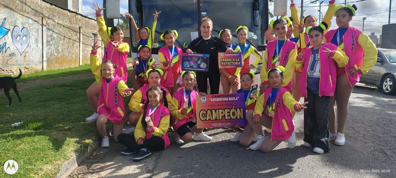 CAMPEONAS. Las alumnas y la profe Moyano posan tras coronarse en Mar del Plata.