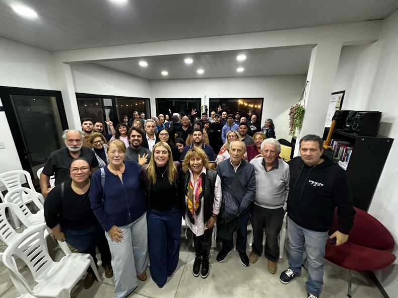 ENCUENTRO. Dirigentes y vecinos compartieron el debate en el espacio de Evolución Radical.